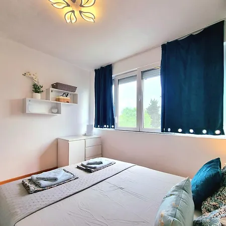 Apartmán Compact Next To Troikata Square *